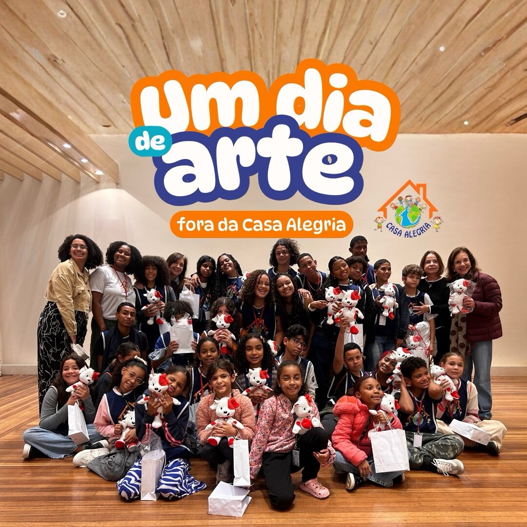 Crianças, adolescentes e equipe do CaminhArte reunidos na visita à exposição Klimt e Gaudí no Rio Design Barra.