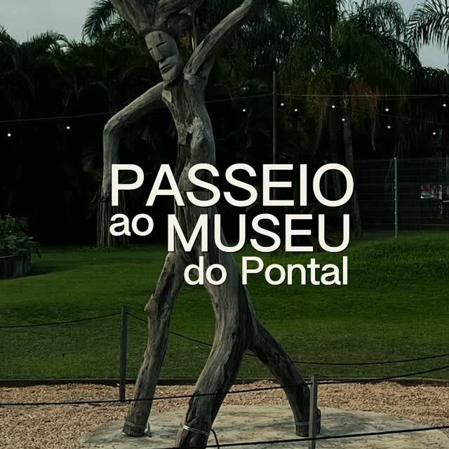 Escultura de madeira ao ar livre com o texto Passeio ao Museu do Pontal.